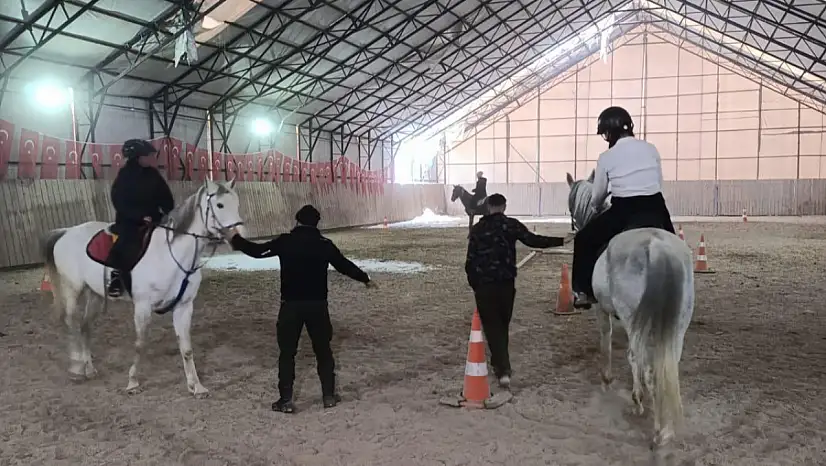 Erzurum'da Sevgi Evlerindeki Çocuklar İçin At Binicilik ve Tiyatro Etkinlikleri Düzenlendi