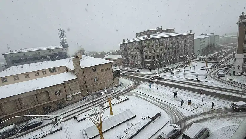 Erzurum'da yoğun kar yağışı sürüyor sürücüler ve yayalar zor anlar yaşıyor