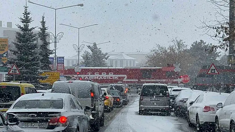 Erzurum'da Yoğun Kar Yağışı Ulaşımı Olumsuz Etkiliyor, Sürücüler Dikkat!
