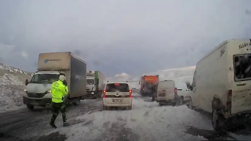 Erzurum'da yollar alarm veriyor