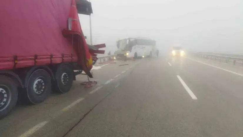 Erzurum'daki sis kazalara yol açtı: Yolcu otobüsü ve tır çarpıştı, 13 yaralı var