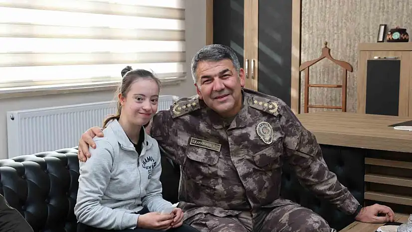 Erzurum Emniyet Müdürü okul önlerinde denetim yaptı, öğrencilerle buluştu