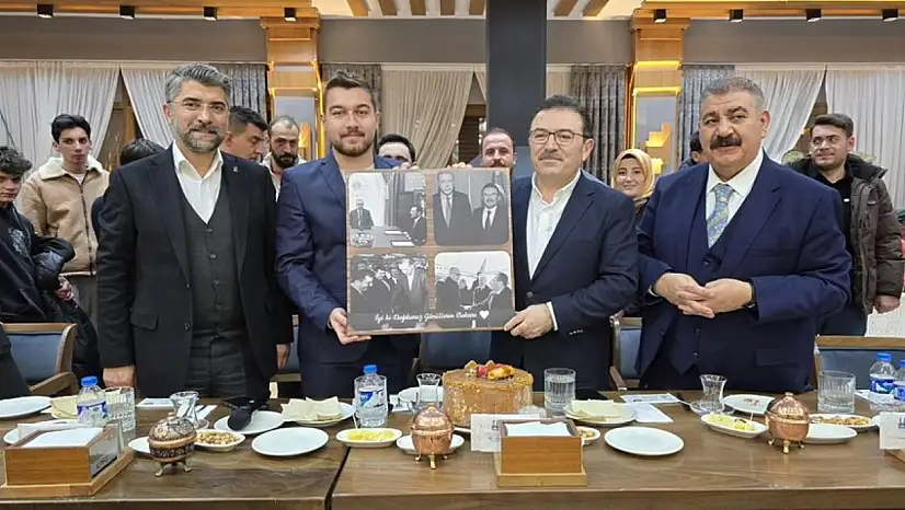 Erzurum Milletvekili Selami Altınok, AK Gençlikle Muhabbet Gecesi'nde Erzurumlu Gençlerle Buluştu