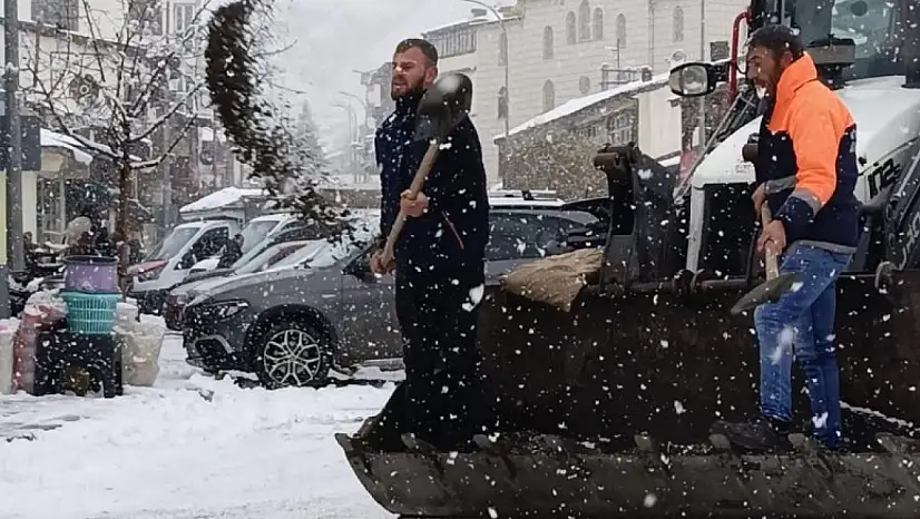 Erzurum Narman'da Karla Mücadele Çalışmaları Aralıksız Sürüyor