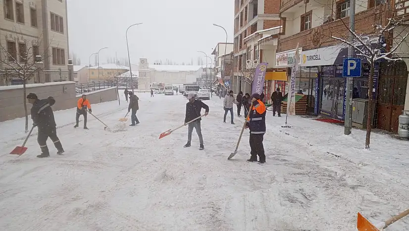 Erzurum Narman'da Karla Mücadele Çalışmaları Aralıksız Sürüyor
