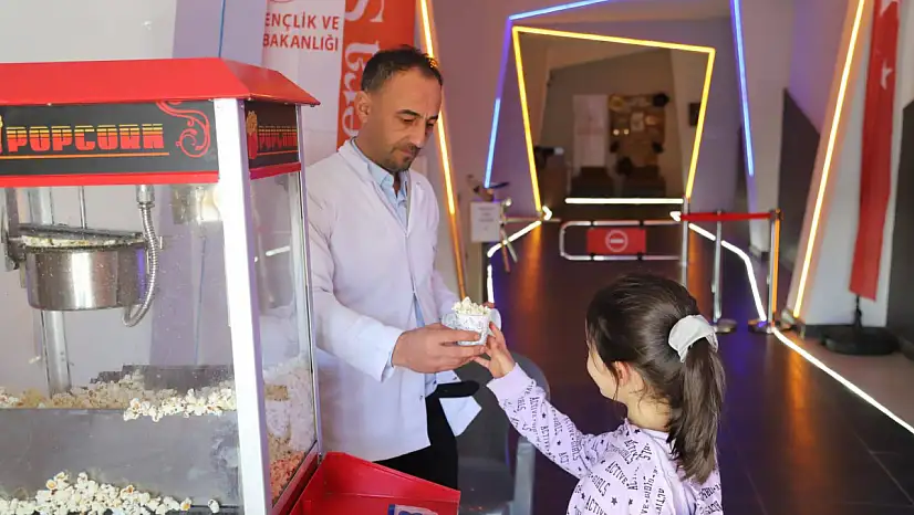 Erzurum Narman'da Öğrencilere Karne Hediyesi: Özel Sinema Gösterimi