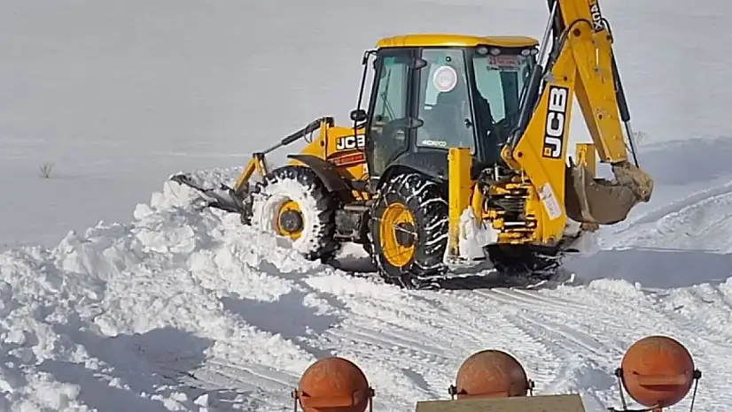 Erzurum Şenkaya'da Karla Mücadele Çalışmaları Sürüyor: Yollar Ulaşıma Açıldı