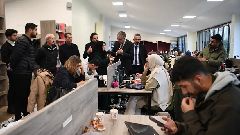 Eşbaşkan Söylemez Halk Kütüphanesi'nde Öğrencilerle Buluştu