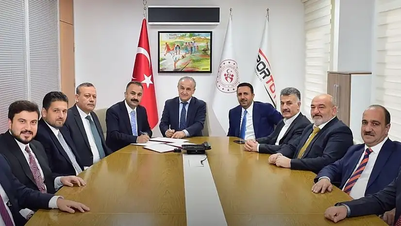 Güroymak'a Spor Yatırımı: Yarı Olimpik Yüzme Havuzu ve 3 Semt Sahası İçin Protokol İmzalandı