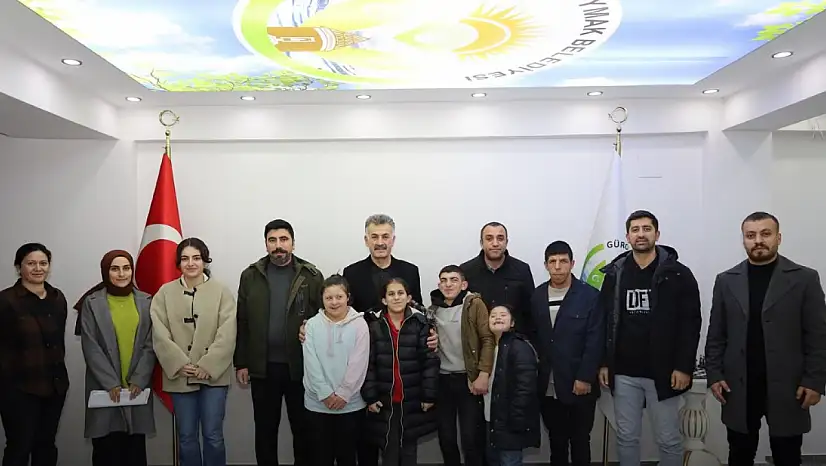 Güroymak'ta Başkan Mutlu'ya Öğrencilerden Anlamlı Ziyaret