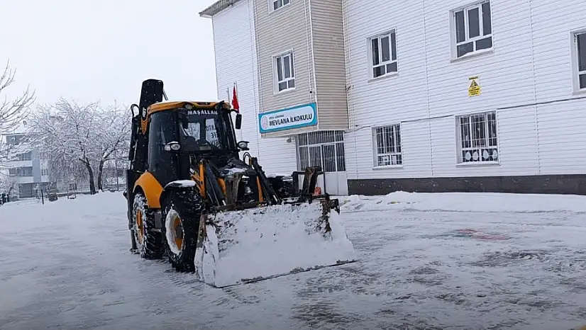 Güroymak'ta Karla Mücadele Çalışmaları Aralıksız Sürüyor