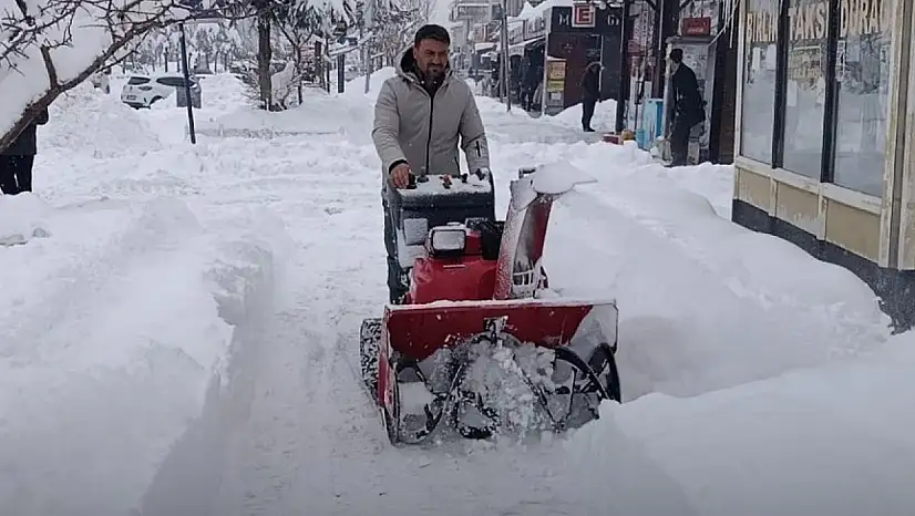 Güroymak'ta Karla Mücadele Çalışmaları Aralıksız Sürüyor