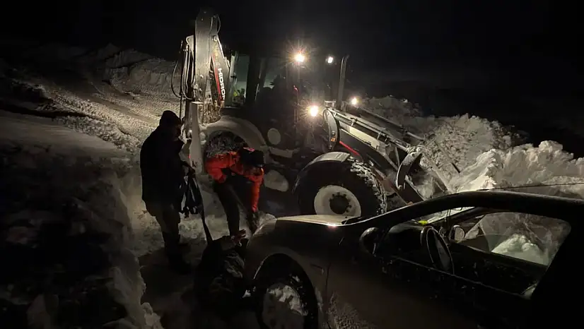 Hamur–Tutak–Patnos yolunda karla mücadele sürüyor