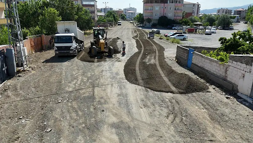 Iğdır Belediyesi'nden Emek Mahallesi'ne 740 metre uzunluğunda zemin güçlendirme çalışması