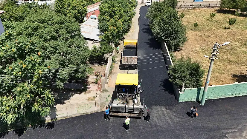 Iğdır Belediyesi, Özgür Mahallesi'nde asfalt serim işlemlerini tamamlayarak altyapıyı güçlendiriyor