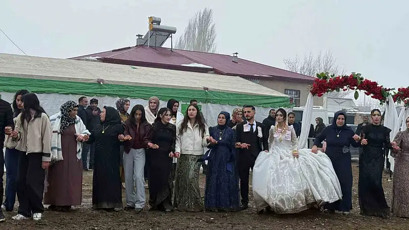 Iğdır'da çamura rağmen halaydan vazgeçilmiyor