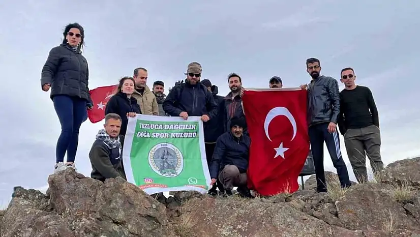 Iğdır'da dağcılar Cumhuriyet Bayramı'nı Tekelti Dağı'nda kutladı