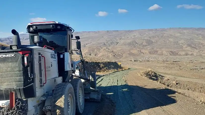 Iğdır'da Rutin Yol Kumlama Çalışmaları Aralıksız Sürüyor