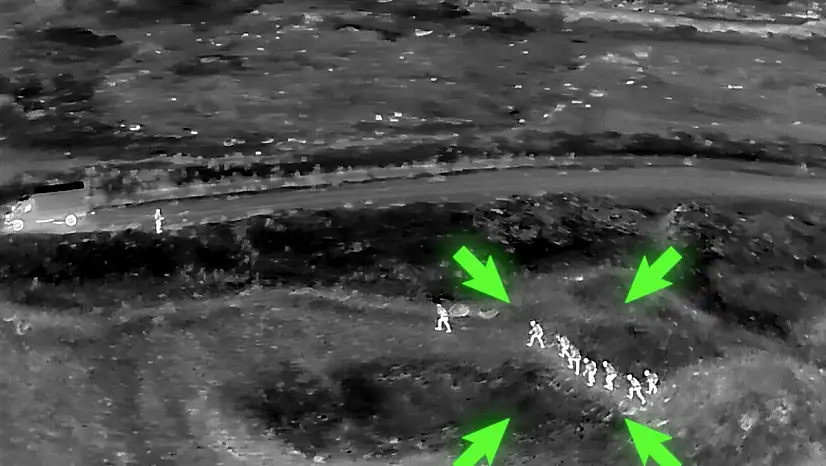 Iğdır'da sahte pasaportla göçmen kaçakçılığı yapan kişi ve 9 göçmen yakalandı