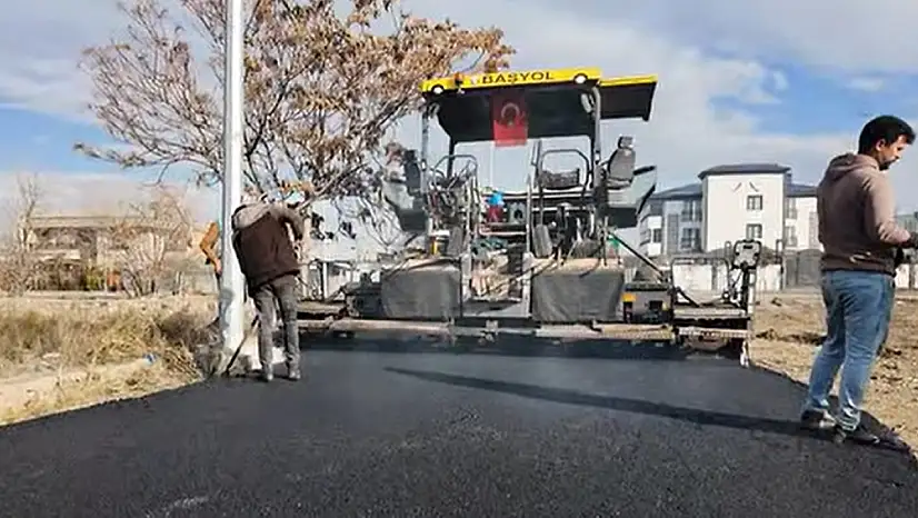 Iğdır'da Şehir Merkezinde Asfalt Serim Çalışmaları Sürüyor