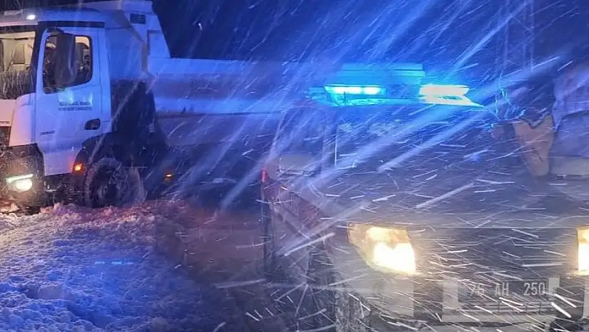 Iğdır Tuzluca'da Mahsur Kalan Ambulans Kurtarıldı