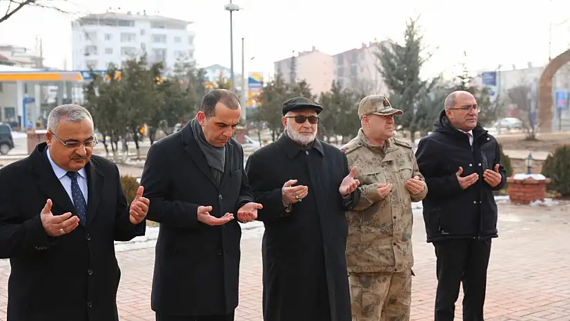 Iğdır Valisi M. Fırat Taşolar, Mehmet Çavuş Şehitlik Anıtı'nı Ziyaret Etti