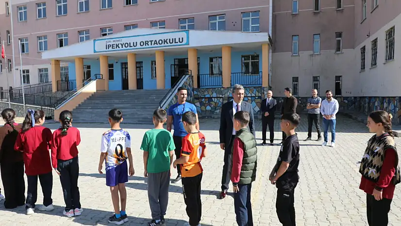 İl Müdürü Çakan İpekyolu Ortaokulunda öğrenci ve öğretmenlerle buluştu