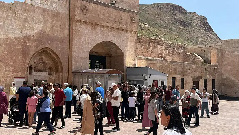 İshak Paşa Sarayı'nda trafik kuyruğu: Doğu'nun incisi yine ilgi odağı oldu