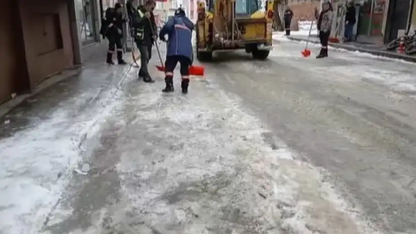 İspir'de Yol Temizleme ve Tuzlama Çalışmaları Aralıksız Sürüyor
