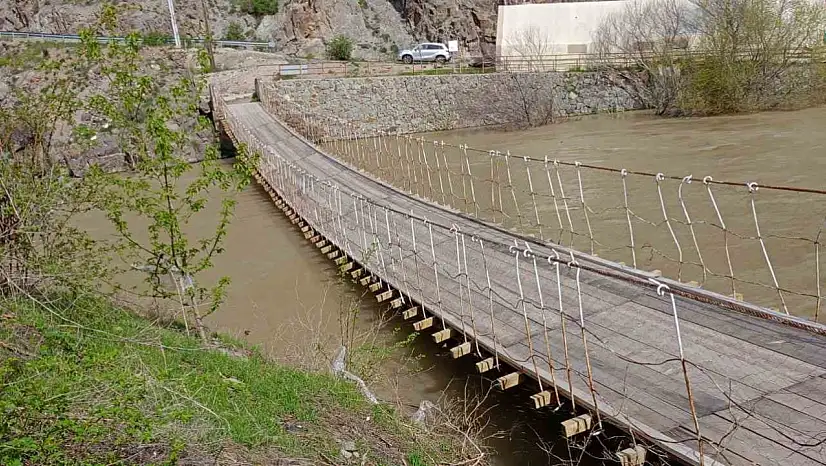 İspir'deki tarihi köprünün halatı kopmuş, tehlike çanları çalıyor!