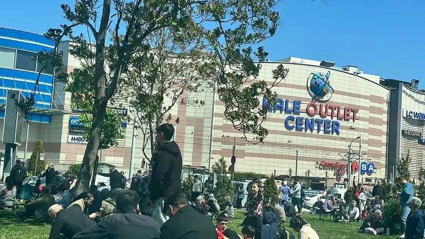 İstanbul'da deprem sonrası vatandaşlar kendini dışarı attı