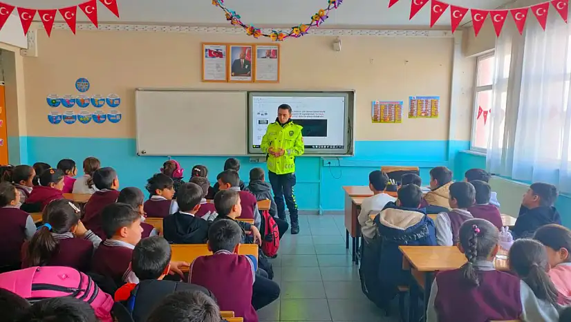 Kandahar İlk-Ortaokulunda Trafik Dedektifleri Eğitimi Verildi