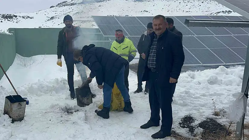 Kar altında kalan panelleri köylüler kurtardı