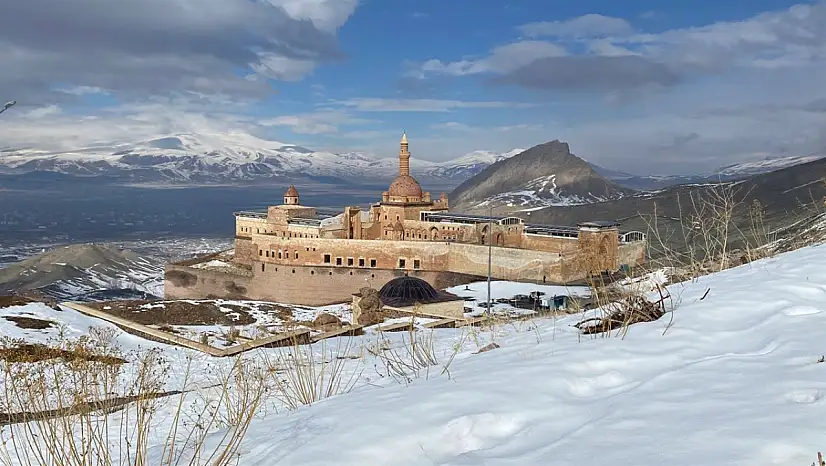 Kar altında saklanan asırlık ihtişam vatandaşı büyülüyor