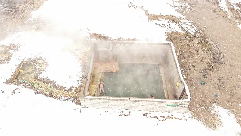 Kar yağarken termal havuza giriyorlar