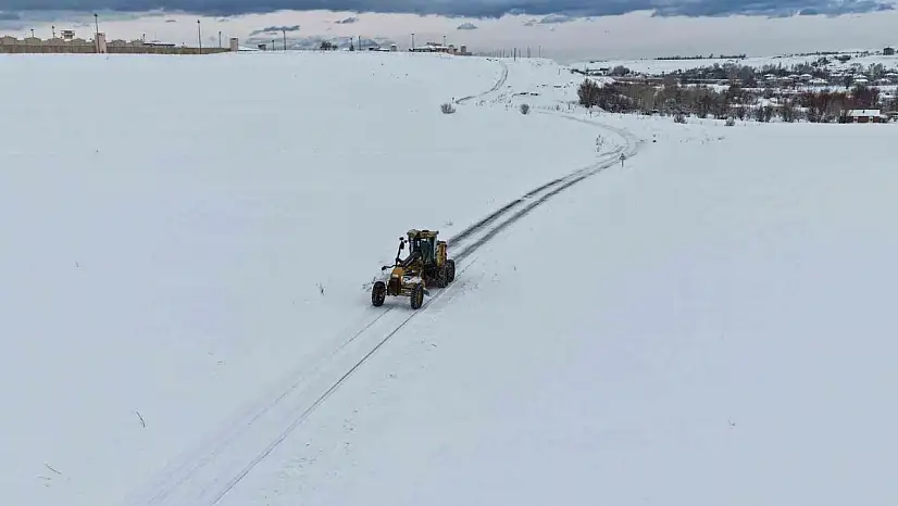 Kar yağışı Van genelinde yolları kapattı