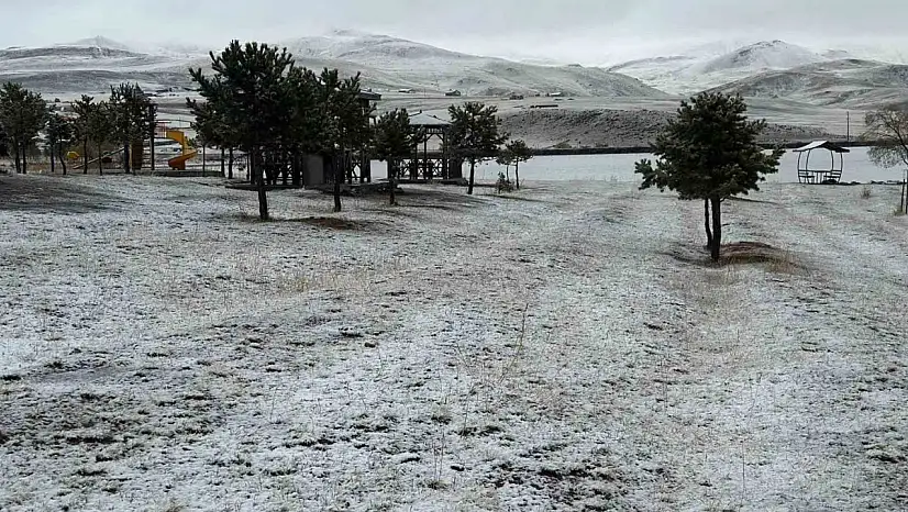 Karayazı'da Mevsimin İlk Karı Yağdı, Kartpostallık Manzaralar Ortaya Çıktı