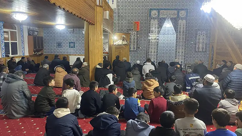 Karayazı Merkez Yeni Camii'nde Üç Aylar ve Regaip Kandili Programı Düzenlendi