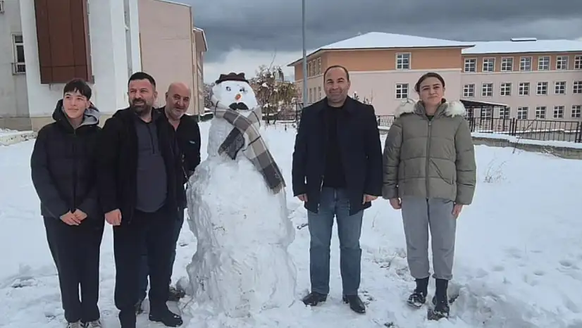 Karla Gelen Neşe, Okul Bahçesinde Buluştu