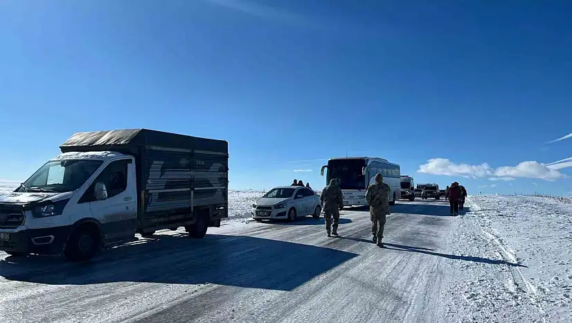 Kars-Ardahan yolunda sürücüler saatlerce bekledi