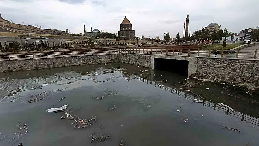 Kars Çayı kirlilik tehdidi altında: Turistlerin gözdesi çöplüğe döndü