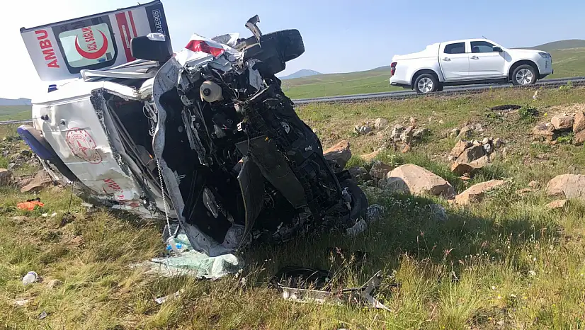 Kars'ta ambulans şarampole uçtu, 4 sağlık çalışanı yaralandı