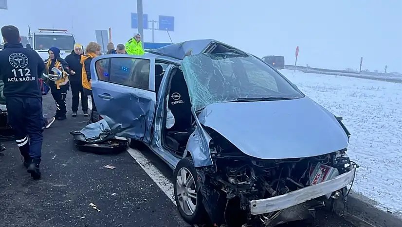 Kars'ta araçta sıkışan yaralılar kurtarıldı