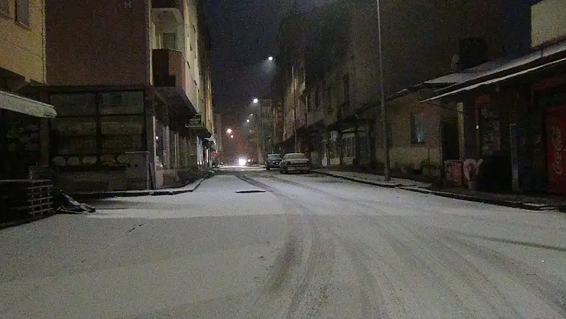 Kars'ta beklenen kar yağışı şehri beyaz örtüyle kapladı, sıcaklık sıfırın altında 10 dereceye düştü