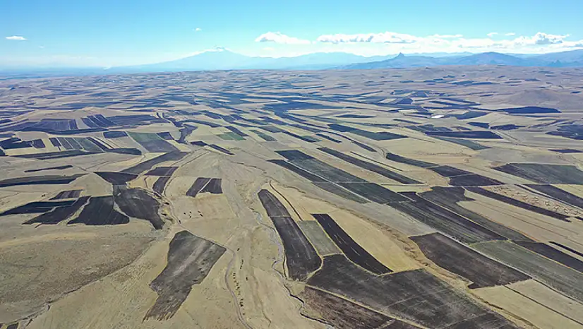 Kars'ta çiftçiler bereketli hasat sezonunu geride bırakarak yeni sezon hazırlıklarına başladı