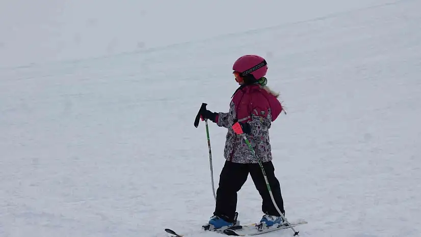 Kars'ta çocuklar kristal karla tanışıyor