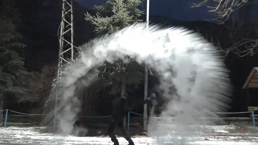 Kars'ta eksi 13 derece soğuklar yaşamı olumsuz etkiliyor, vatandaşlar önlem alıyor