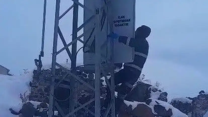 Kars'ta eksi 28 derecede elektrik mesaisi