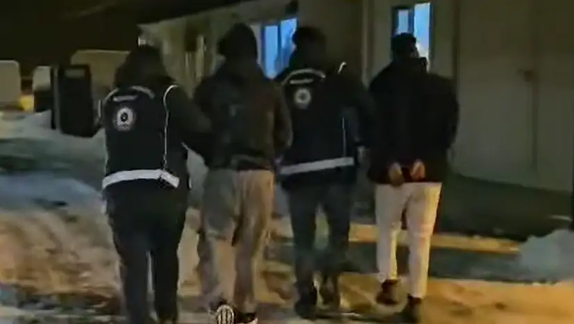 Kars'ta Göçmen Kaçakçılığına Yönelik Operasyonlarda 3 Araç Durduruldu, 2 Düzensiz Göçmen Yakalandı