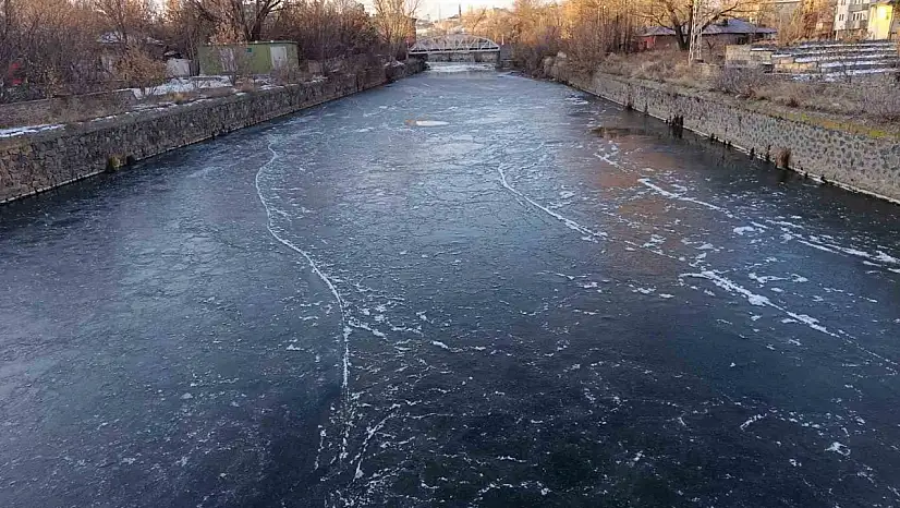 Kars'ta Hava Eksi 15 Derece, Kars Çayı Bir Günde Dondu